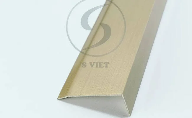 Nẹp chống trơn cầu thang phổ biến (2)
