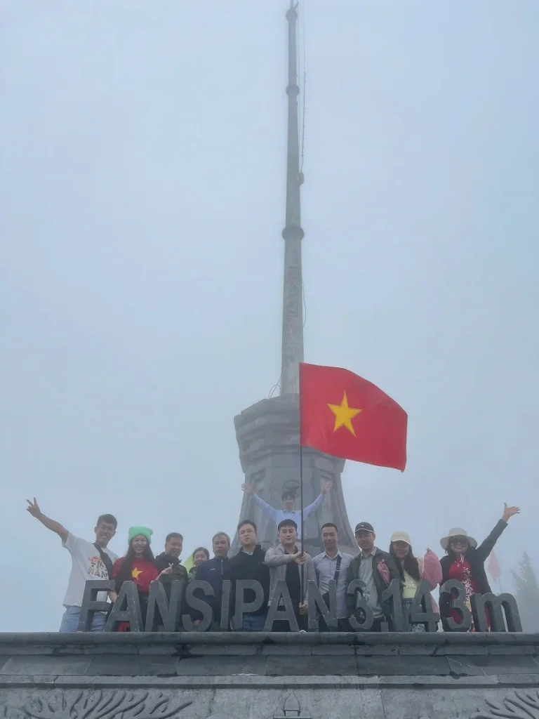 Tập thể CBNV SViệt trên Fansipan