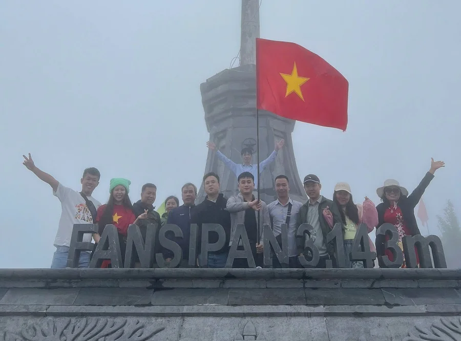 Tập thể CBNV SViệt trên Fansipan - AB